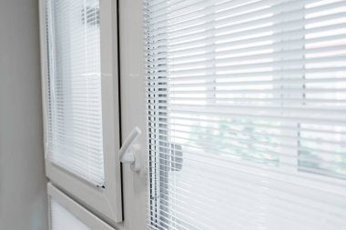 Pencere kenarındaki Venedik panjurları.