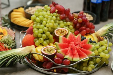Çeşitli meyve ve böğürtlenlerle servis masası. Düğün etkinliği
