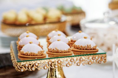 Düğün pastasının yakın plan resmi..