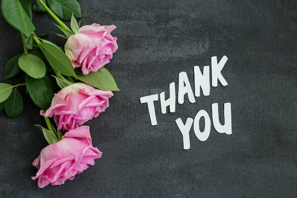 Спасибо сообщение на фоне цветов. Фон для открытки.