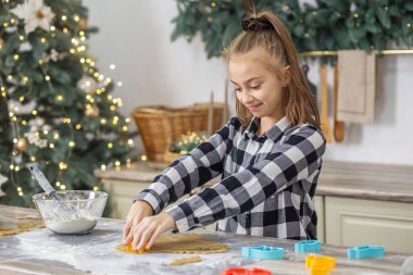 Çocuk, Noel tatili için zencefilli kurabiye hazırla ve kurabiye kesicilerle oyna. Noel zamanı.