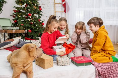 Çocuklar evde sihirli Noel hediyelerini açıyor. Boks Günü.