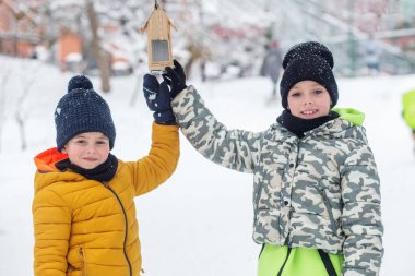 Soğuk mevsimde kuşlara yardım etmek, çocuklara doğayı sevmeyi ve korumayı öğretmek..