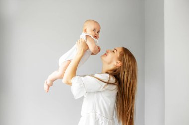 Mutlu, genç bir anne, sevimli bir bebeği havaya fırlatır, oynar, bebeğe sevgiyle sarılır, ilgilenir, annelikten zevk alır, annelik izni alır. Aile birlikte vakit geçirir..