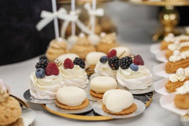Krem şantili ve taze böğürtlenli çöreklerin yanında sofistike bir etkinlik düzenlenmiştir..