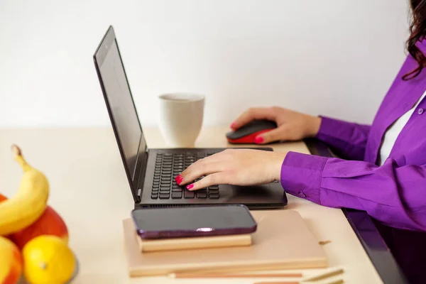 Mujer Negocios Con Esmalte Uñas Rosa Trabaja Computadora Portátil Configuración — Foto de Stock