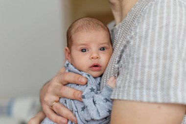 Babayla yeni doğan bebek arasında sevgi dolu bir sevgi, baba oğlunu kollarında tutuyor. Boşluğu kopyala