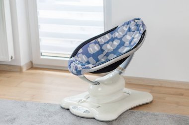 Gösterişli bir bebek fedai doğal ışıkla dolu şık bir oturma odasına yerleştiriliyor. Modern modeldeki yumuşak kumaş rahat atmosferi güçlendirir..