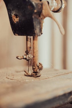 Eski bir dikiş makinesinin paslı iğnesi..