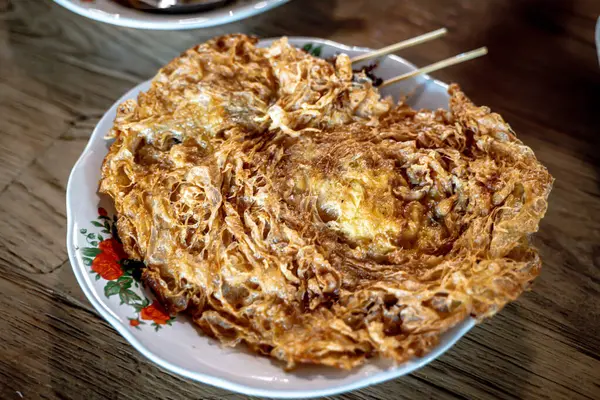 Bir tabakta gevrek omlet..
