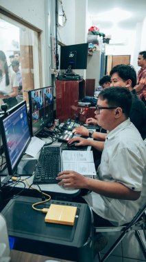 Endonezya 'nın Bogor kentindeki küçük bir kilisenin multimedya kontrol odası..