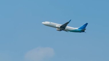 Garuda Endonezya 'nın Boeing 737-800 uçağı Sukarno-Hatta Havalimanı' ndan havalanıyor, Jakarta.