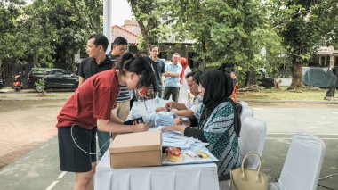 Bugün Endonezya valileri, bölge başkanlarını ve belediye başkanlarını seçmek için eş zamanlı seçimler düzenledi. İnsanlar oy vermek için kuyruğa girerken görüldü.