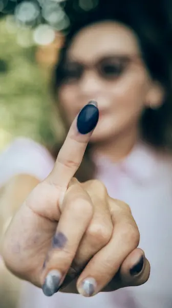 Bugün Endonezya valileri, bölge başkanlarını ve belediye başkanlarını seçmek için eş zamanlı seçimler düzenledi. Oy verdiğinin işareti olarak dövmeli parmağını gösteren bir kadın görülüyor..
