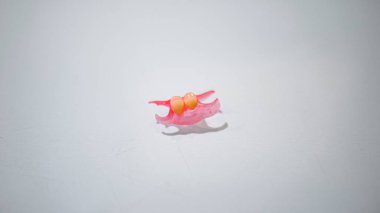 Çıkarılabilir kısmi takma diş. Esnek malzemeden yapılmış. Yakından çekilmiş..