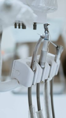 Diş ünitesine yerleştirilen yüksek hızlı ve düşük hızlı matkap aletleri.