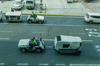Cakarta 'daki Soekarno-Hatta Havaalanı' nın 3 numaralı terminalinden bir araç yolcu bagajını çekiyor..