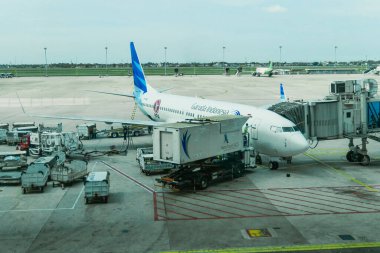 Garuda Endonezya Boeing 737-8U3 uçağı, Soekarno-Hatta Havaalanı, Jakarta 'nın 3. terminaline park edildi. Gitmeye hazır olmak..