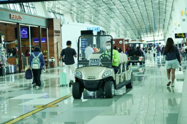 Soekarno-Hatta Havaalanı, Jakarta 'daki Terminal 3' te çalışan elektrikli araçlar, yolcuları özel durumlarda geçide taşımak için kullanılıyor..
