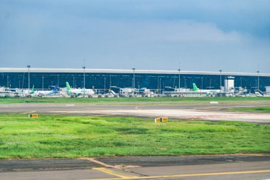 Jakarta Soekarno-Hatta Havalimanı 'ndaki Terminal 3 binası kalkmak üzere olan bir uçağın kabininden görüldü..