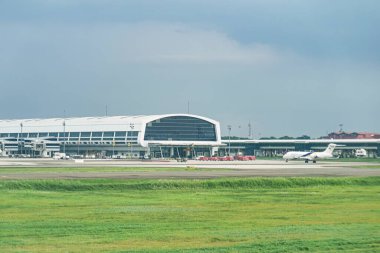 Jakarta Soekarno-Hatta Havalimanı 'ndaki Terminal 3 binası kalkmak üzere olan bir uçağın kabininden görüldü..