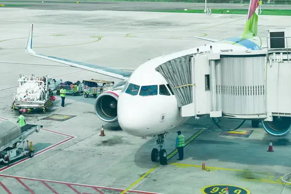 Pelita Havayolları 'na ait Airbus A320 uçağı yolcu bagajlarını ve yakıt ikmali yapıyor. Soekarno-Hatta Havaalanı, Jakarta Terminali 'nde..