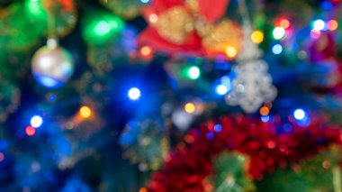 Noel ağacındaki parıldayan Noel ışıklarının ve süslerinin bulanık bir fotoğrafı. Bu fotoğraf Noel temalı arka plan için kullanılabilir.