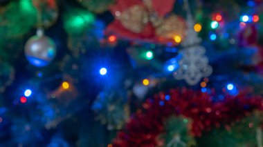 Noel ağacındaki parıldayan Noel ışıklarının ve süslerinin bulanık bir fotoğrafı. Bu fotoğraf Noel temalı arka plan için kullanılabilir.