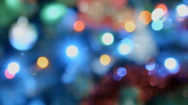Noel ağacındaki parıldayan Noel ışıklarının ve süslerinin bulanık bir görüntüsü. Bu fotoğraf Noel temalı arka plan için kullanılabilir.