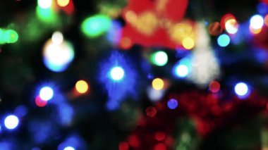 Noel ağacındaki parıldayan Noel ışıklarının ve süslerinin bulanık bir görüntüsü. Bu fotoğraf Noel temalı arka plan için kullanılabilir.