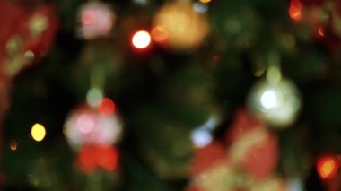 Noel ağacındaki parıldayan Noel ışıklarının ve süslerinin bulanık bir görüntüsü. Bu fotoğraf Noel temalı arka plan için kullanılabilir.