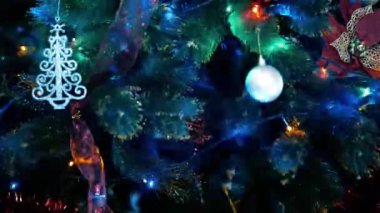 Noel ağacındaki parıldayan Noel ışıklarının ve süslerinin bulanık bir görüntüsü. Bu fotoğraf Noel temalı arka plan için kullanılabilir.