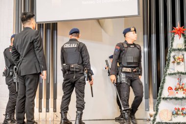 Endonezya Polisi 'nin Gegana ekibi, Noel kutlamaları sırasında kilise binalarındaki ibadethaneleri, terör tehditlerinden korunmak için teftiş ediyor..