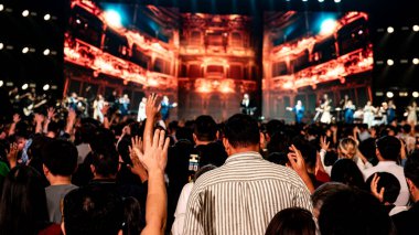 Mawar Sharon Kilisesi 'nde, İsa' yı kurtarıcıları olarak kabul ettiklerini sembolize eden katılımcıların ellerini kaldırdığı canlı bir Noel ayini..