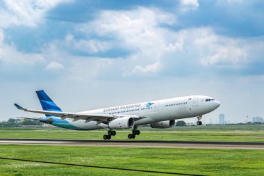 Garuda Endonezya Airbus A330 uçağı Sukarno Hatta Havaalanı, Jakarta 'ya indi..