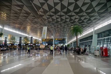 Jakarta 'nın Sukarno Hatta Havalimanı' nın 3 numaralı terminalinin içi sanatsal ve modern..