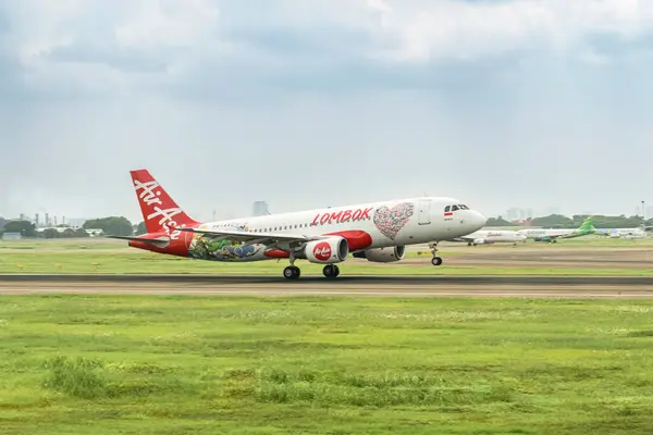 Air Asia 'nın Airbus A320 uçağı, Sukarno Hatta Havalimanı, Jakarta' ya iniyor. Endonezya 'da Bali' nin yanında bir ada olan Lombok yazıtları var..