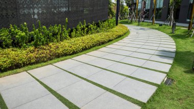 Açık bir alandaki bahçeye yerleştirilmiş bir fayans süslemesi, oradan geçen insanlar için bir yürüyüş yolu haline geliyor..