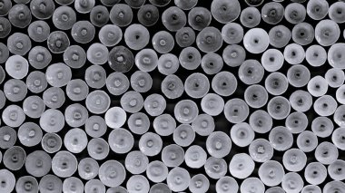 Genellikle mum tutacağı görevi gören bu küçük seramik tabaklar, güzel bir sanat eseri yaratmak için duvara yapışıktır..