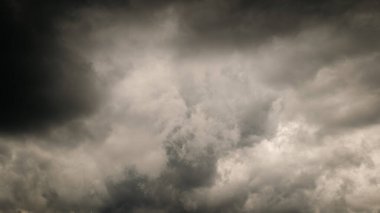 Bu görüntü, kara fırtına bulutlarının dramatik ve uğursuz oluşumunu yakındaki sağanak yağmur fırtınasının habercisidir. Dönen desenler ve grinin değişik tonları güçlü bir görsel etki yaratır..