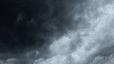 Bu görüntü, kara fırtına bulutlarının dramatik ve uğursuz oluşumunu yakındaki sağanak yağmur fırtınasının habercisidir. Dönen desenler ve grinin değişik tonları güçlü bir görsel etki yaratır..