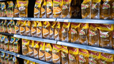 Bir süpermarketteki raflar palmiye yağından yapılmış çeşitli yemek yağları içerir. Endonezya dünyanın 