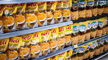 Bir süpermarketteki raflar palmiye yağından yapılmış çeşitli yemek yağları içerir. Endonezya dünyanın 