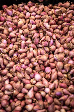 Canlı renklerini ve dokularını gözler önüne seren taze kırmızı soğanların yakın plan görüntüsü mutfak ve pazarla ilgili kullanımlar için mükemmeldir..