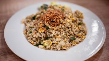 Kızarmış pirinç Endonezya 'daki en popüler yemektir. Bu fotoğrafta tavuk, yumurta ve kızarmış soğanla pişiriliyor..