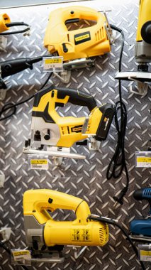Ace Hardware Endonezya 'da sergilenen marangozluk araçları raflarda güzelce düzenlenmiştir. Çeşitli sarı renkli matkaplar görülebilir..