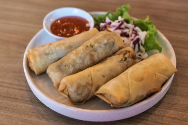Lumpia, Orta Cava 'nın Semarang şehrinden tipik bir besindir. Kurutulmuş karidesli bambu filizlerinden oluşuyor. Yumurta rulosuna sarılıp kızartılıyor. Acı sos ve salata ile servis edilir..