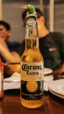 Corona birası, limon dilimi şişenin üstünde..