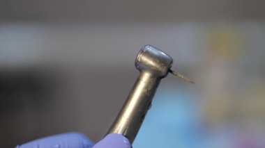 Yüksek hızda diş macunu, elmaslar arası dişleri gıcırdatmak için kullanılıyor. Bu el parçasının dönüşü 200.000 devire ulaşabilir..