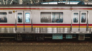 Jakarta banliyö treni Manggarai İstasyonu 'nda duruyor..